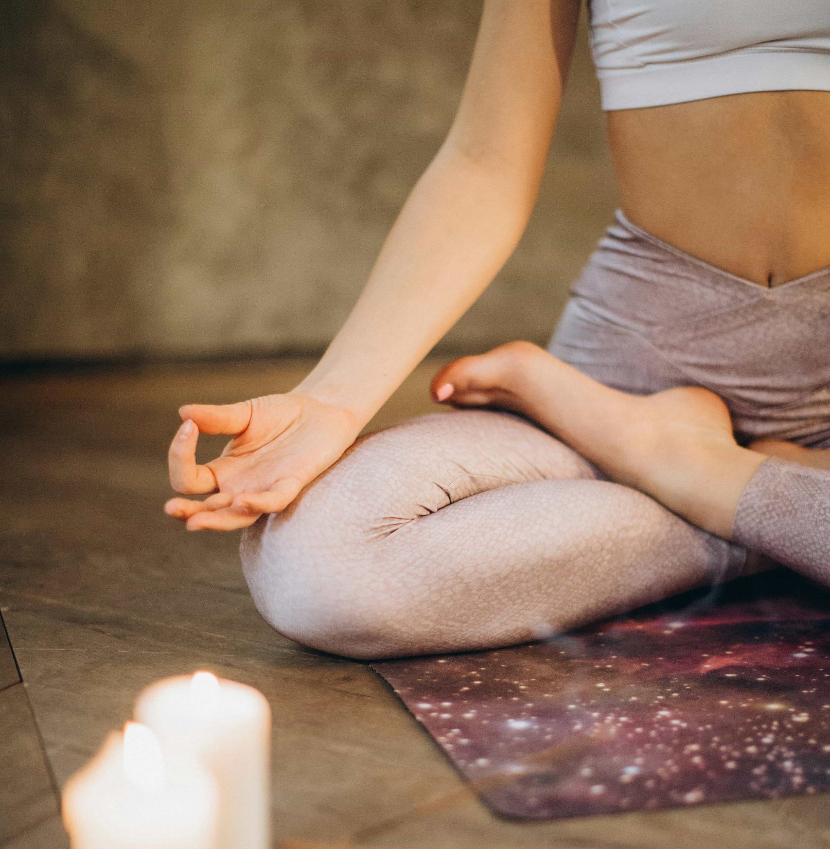 Séance de yoga personnalisée guidée par une praticienne ayurvédique, avec postures, respiration et relaxation adaptées au profil énergétique (doshas) de la personne