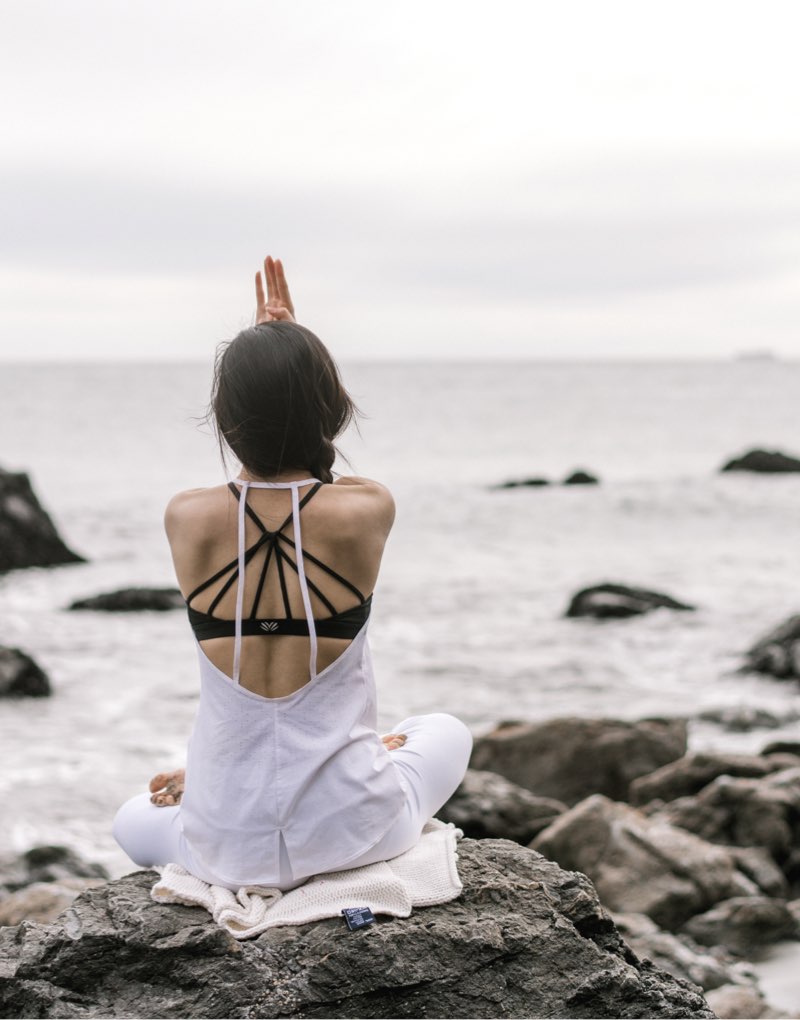Ateliers d’initiation à l’Ayurveda – Découvrir les bases du bien-être naturel Groupe d’élèves en formation Ayurveda en présentiel, pratiquant des soins traditionnels et apprenant les principes des doshas en direct avec une formatrice