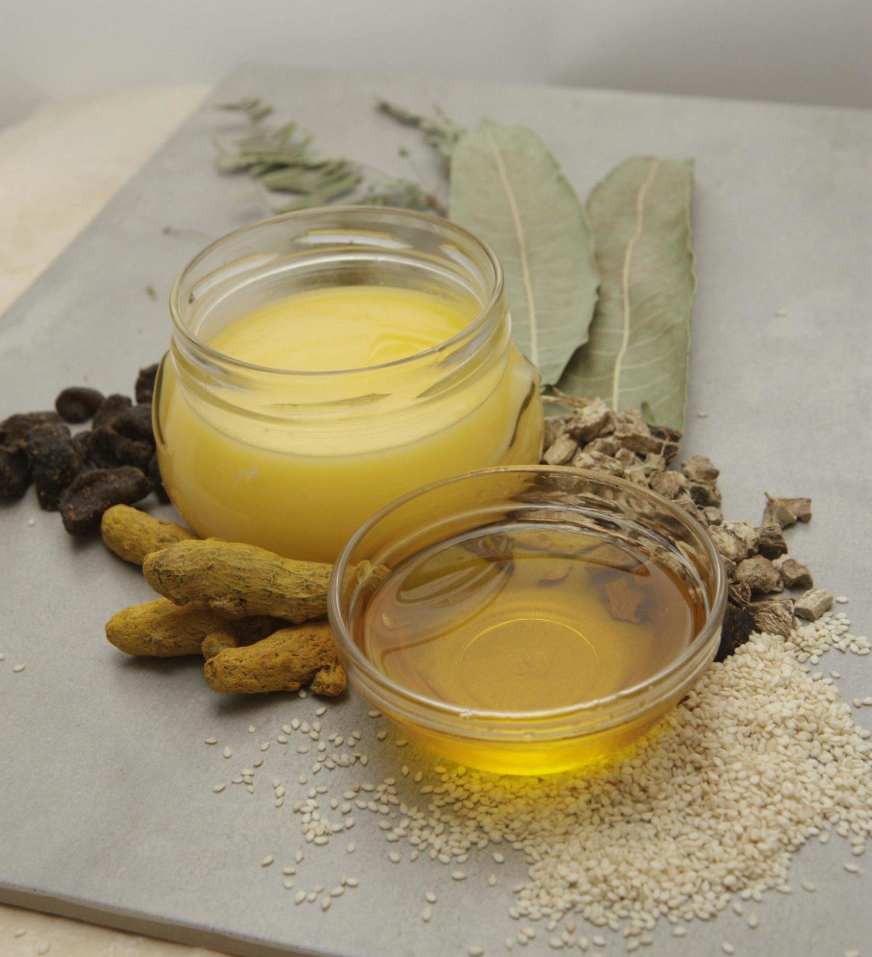 Représentation de la médecine ayurvédique traditionnelle : équilibre des doshas, plantes médicinales, pratiques de soin holistique et lien entre corps, esprit et nature