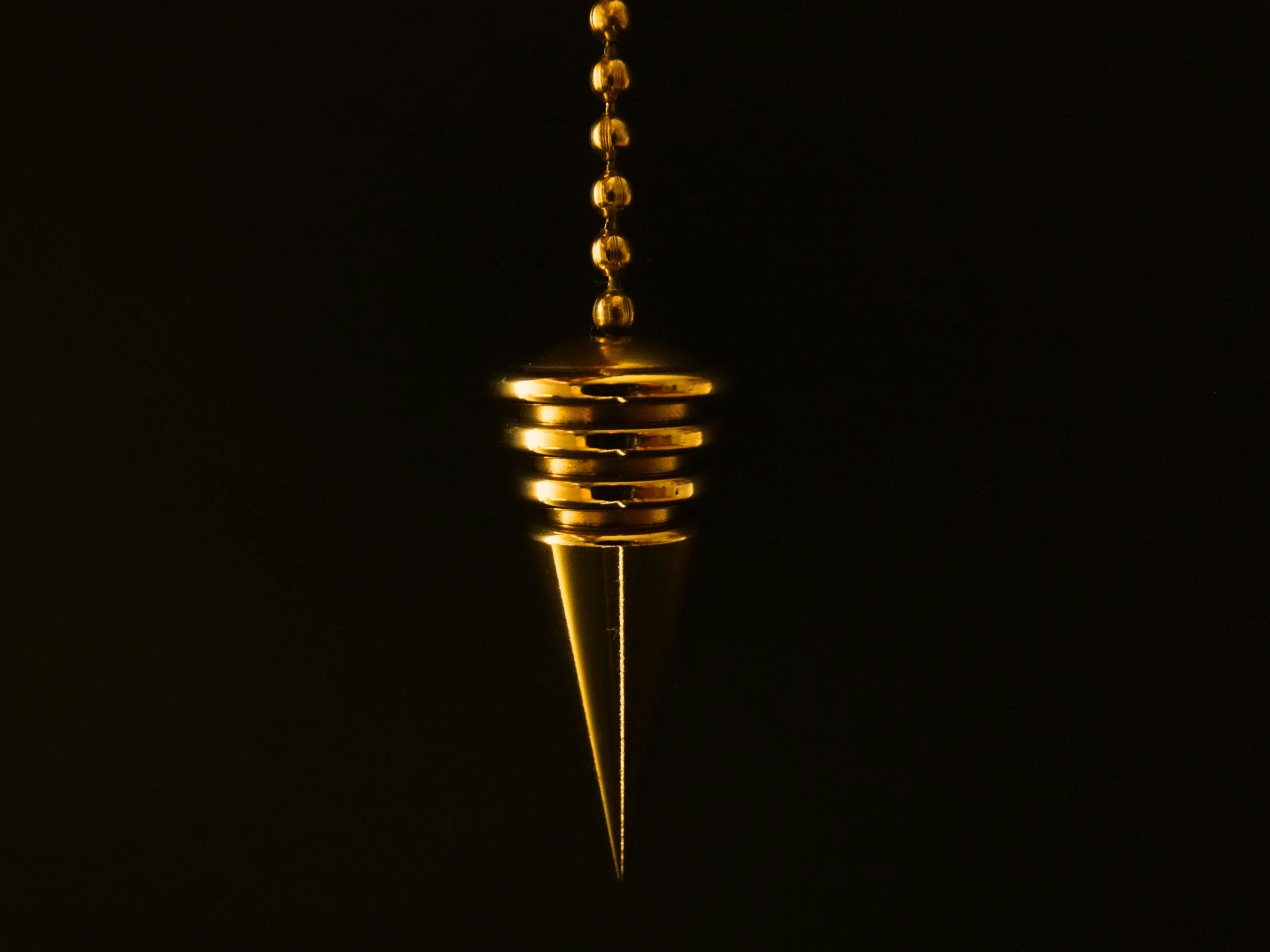 Séance de thérapie quantique utilisant des fréquences et outils vibratoires pour rééquilibrer le champ énergétique du corps et soutenir les soins ayurvédiques naturels